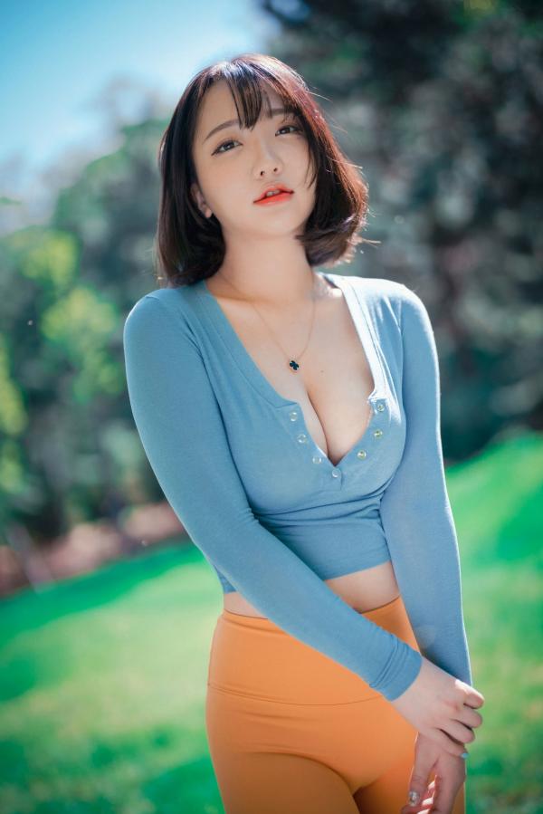    韩国美女孙乐乐Son YeEun户外旅行上卷：紧身运动裤展现绝美曲线，极致纯欲与撩人风情，户外私房性感大赏第11张图片