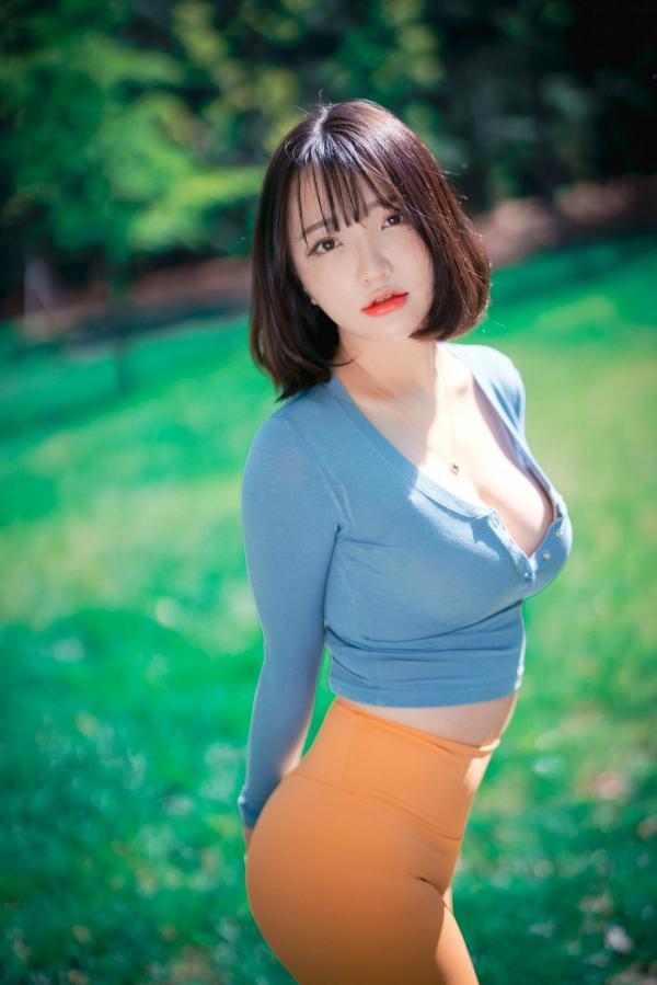    韩国美女孙乐乐Son YeEun户外旅行上卷：紧身运动裤展现绝美曲线，极致纯欲与撩人风情，户外私房性感大赏第17张图片