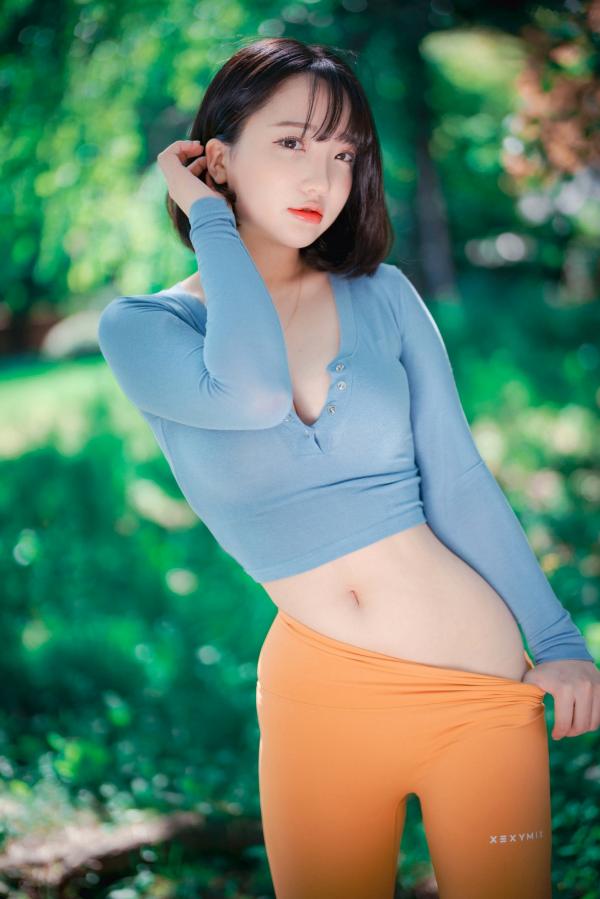    韩国美女孙乐乐Son YeEun户外旅行上卷：紧身运动裤展现绝美曲线，极致纯欲与撩人风情，户外私房性感大赏第31张图片