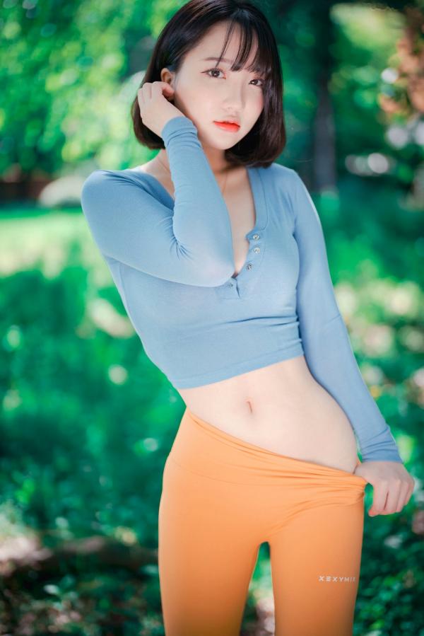    韩国美女孙乐乐Son YeEun户外旅行上卷：紧身运动裤展现绝美曲线，极致纯欲与撩人风情，户外私房性感大赏第32张图片