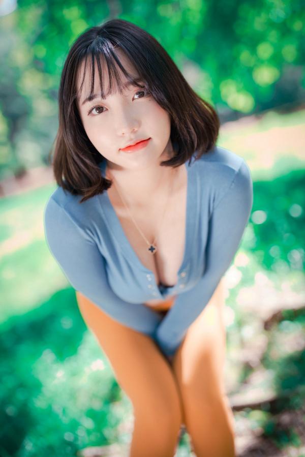    韩国美女孙乐乐Son YeEun户外旅行上卷：紧身运动裤展现绝美曲线，极致纯欲与撩人风情，户外私房性感大赏第36张图片