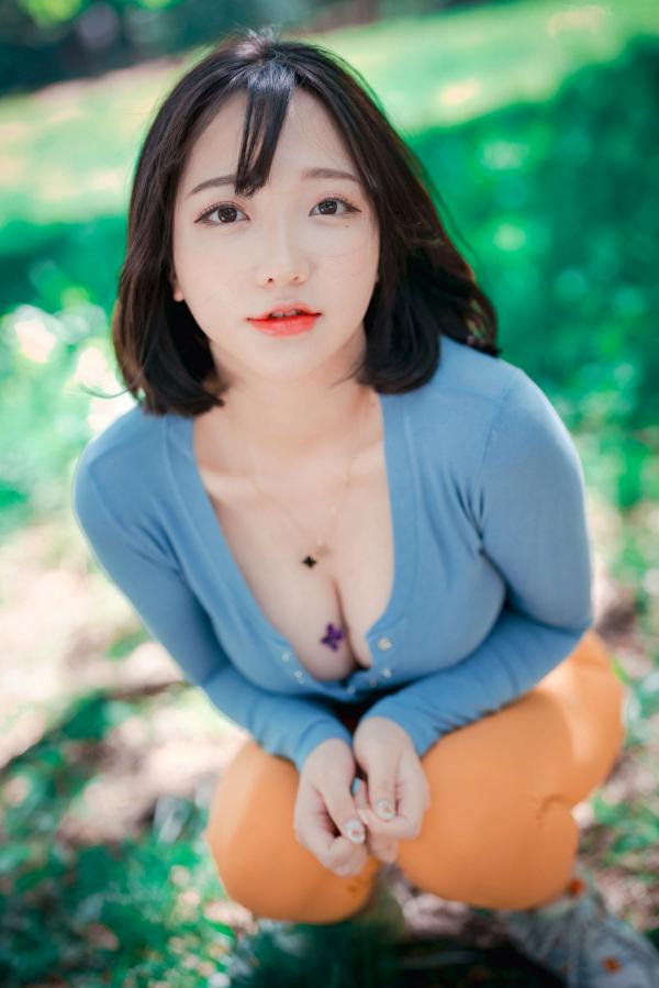    韩国美女孙乐乐Son YeEun户外旅行上卷：紧身运动裤展现绝美曲线，极致纯欲与撩人风情，户外私房性感大赏第39张图片