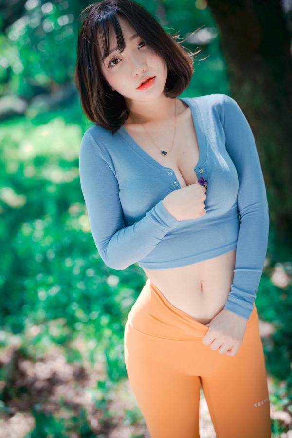    韩国美女孙乐乐Son YeEun户外旅行上卷：紧身运动裤展现绝美曲线，极致纯欲与撩人风情，户外私房性感大赏第44张图片