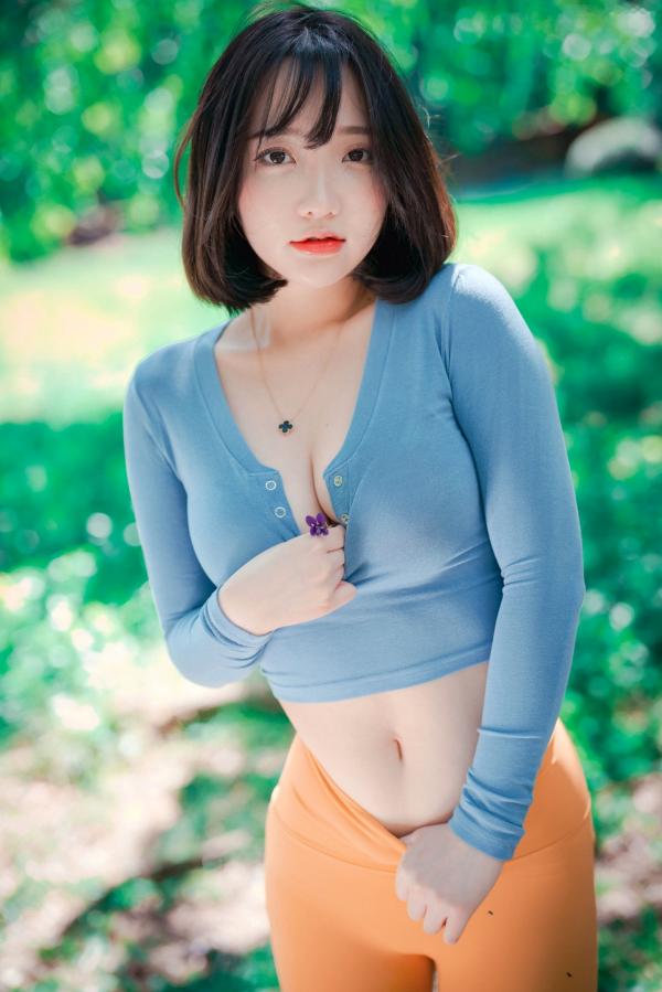    韩国美女孙乐乐Son YeEun户外旅行上卷：紧身运动裤展现绝美曲线，极致纯欲与撩人风情，户外私房性感大赏第45张图片