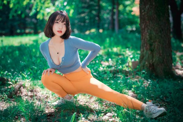    韩国美女孙乐乐Son YeEun户外旅行上卷：紧身运动裤展现绝美曲线，极致纯欲与撩人风情，户外私房性感大赏第49张图片