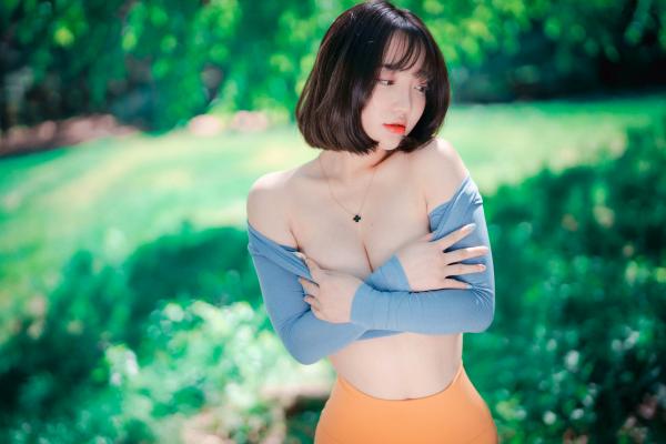    韩国美女孙乐乐Son YeEun户外旅行上卷：紧身运动裤展现绝美曲线，极致纯欲与撩人风情，户外私房性感大赏第55张图片