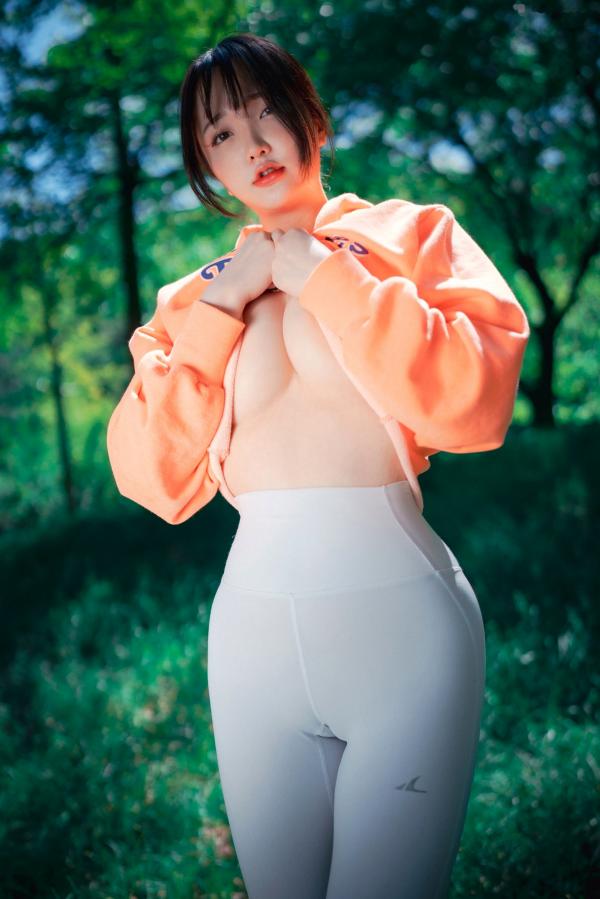   韩国美女孙乐乐Son YeEun户外旅行上卷：紧身运动裤展现绝美曲线，极致纯欲与撩人风情，户外私房性感大赏第57张图片