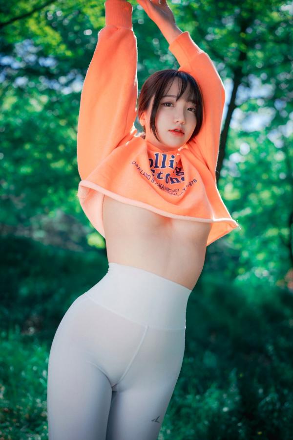    韩国美女孙乐乐Son YeEun户外旅行上卷：紧身运动裤展现绝美曲线，极致纯欲与撩人风情，户外私房性感大赏第60张图片
