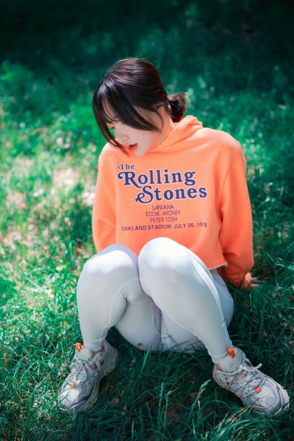    韩国美女孙乐乐Son YeEun户外旅行上卷：紧身运动裤展现绝美曲线，极致纯欲与撩人风情，户外私房性感大赏第62张图片