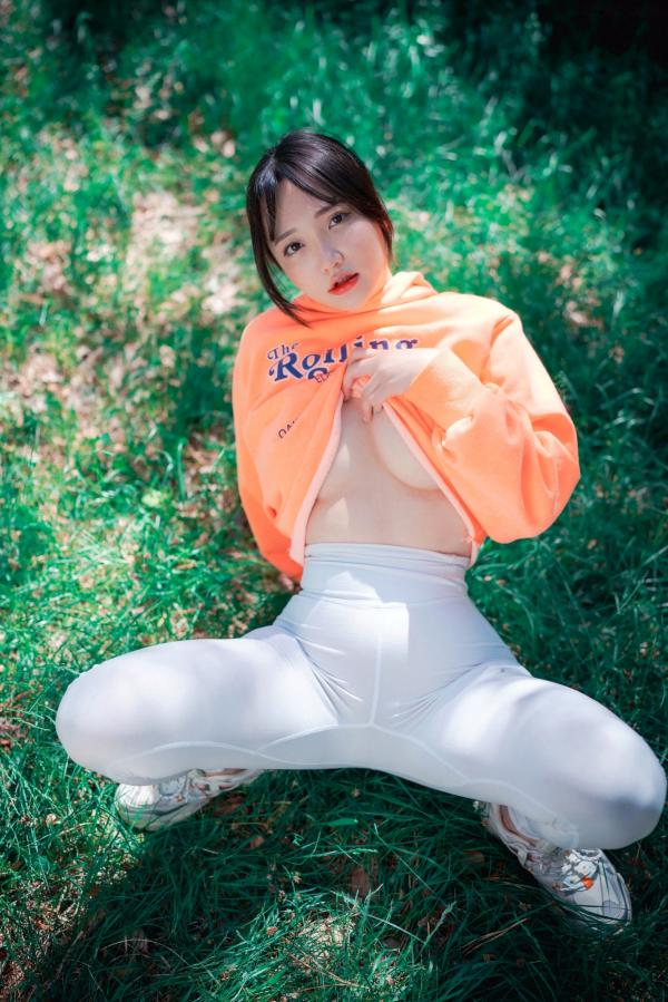    韩国美女孙乐乐Son YeEun户外旅行上卷：紧身运动裤展现绝美曲线，极致纯欲与撩人风情，户外私房性感大赏第63张图片