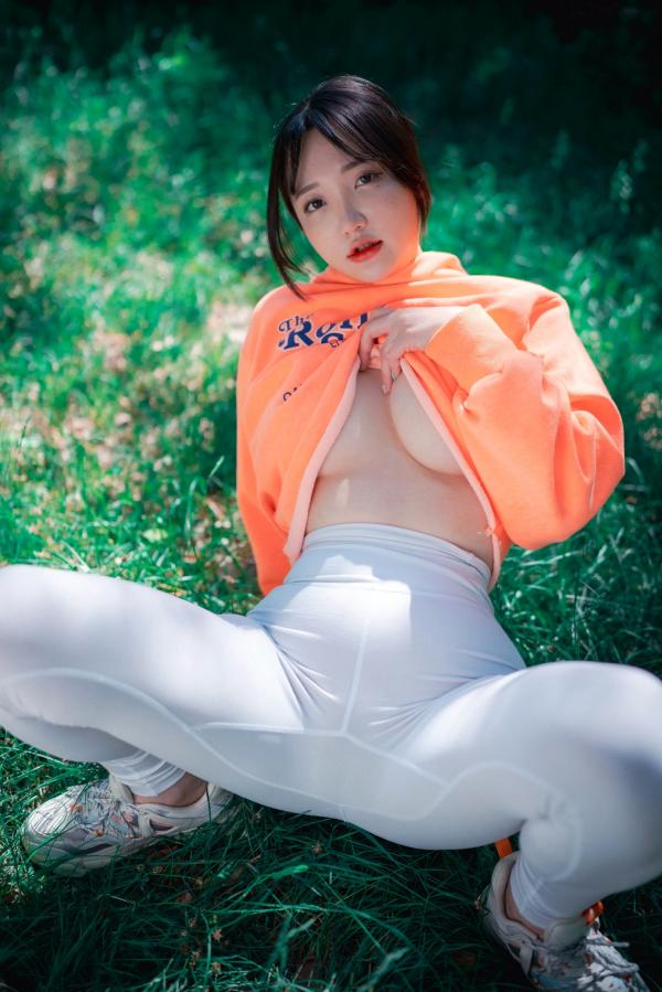    韩国美女孙乐乐Son YeEun户外旅行上卷：紧身运动裤展现绝美曲线，极致纯欲与撩人风情，户外私房性感大赏第64张图片