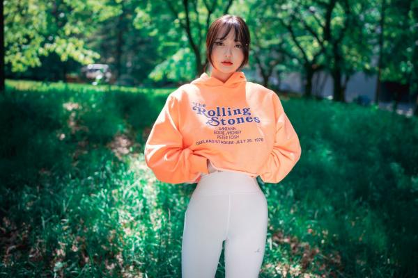    韩国美女孙乐乐Son YeEun户外旅行上卷：紧身运动裤展现绝美曲线，极致纯欲与撩人风情，户外私房性感大赏第69张图片