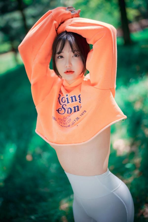    韩国美女孙乐乐Son YeEun户外旅行上卷：紧身运动裤展现绝美曲线，极致纯欲与撩人风情，户外私房性感大赏第70张图片