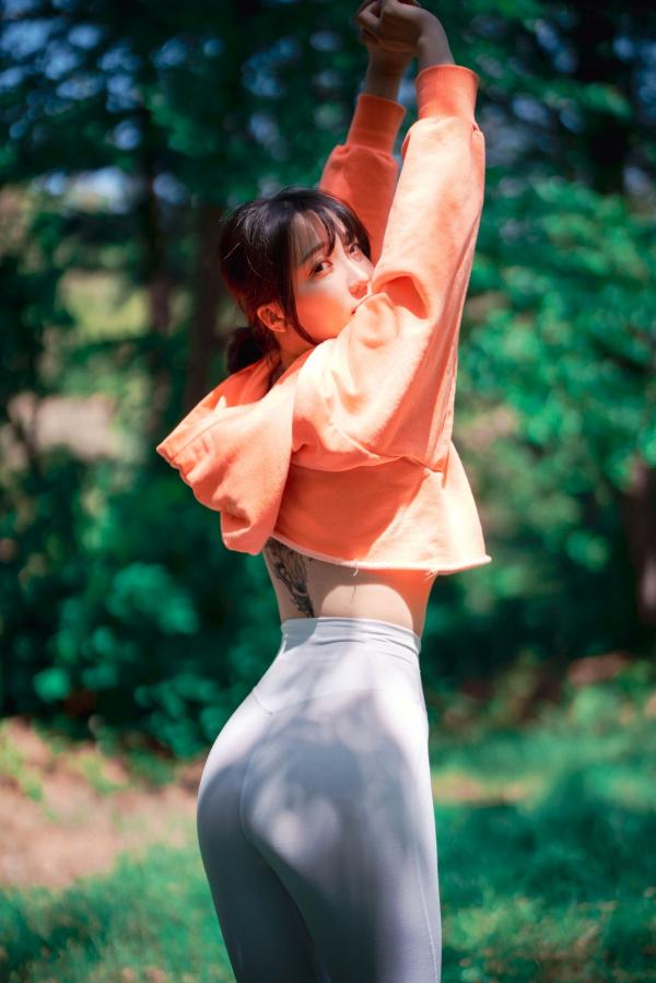    韩国美女孙乐乐Son YeEun户外旅行上卷：紧身运动裤展现绝美曲线，极致纯欲与撩人风情，户外私房性感大赏第78张图片