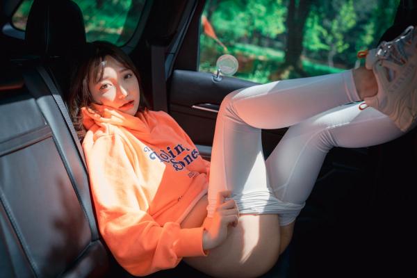    韩国美女孙乐乐Son YeEun户外旅行上卷：紧身运动裤展现绝美曲线，极致纯欲与撩人风情，户外私房性感大赏第116张图片