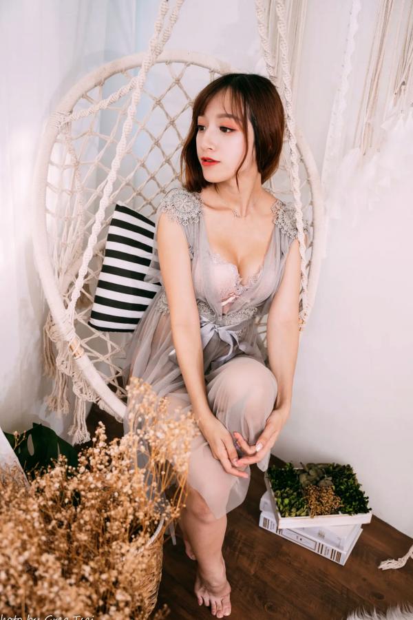    轩颖 - 柔美蕾丝睡衣私房写真，唯美光影下的纯欲女神 [83P]第1张图片