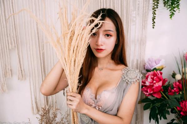    轩颖 - 柔美蕾丝睡衣私房写真，唯美光影下的纯欲女神 [83P]第21张图片
