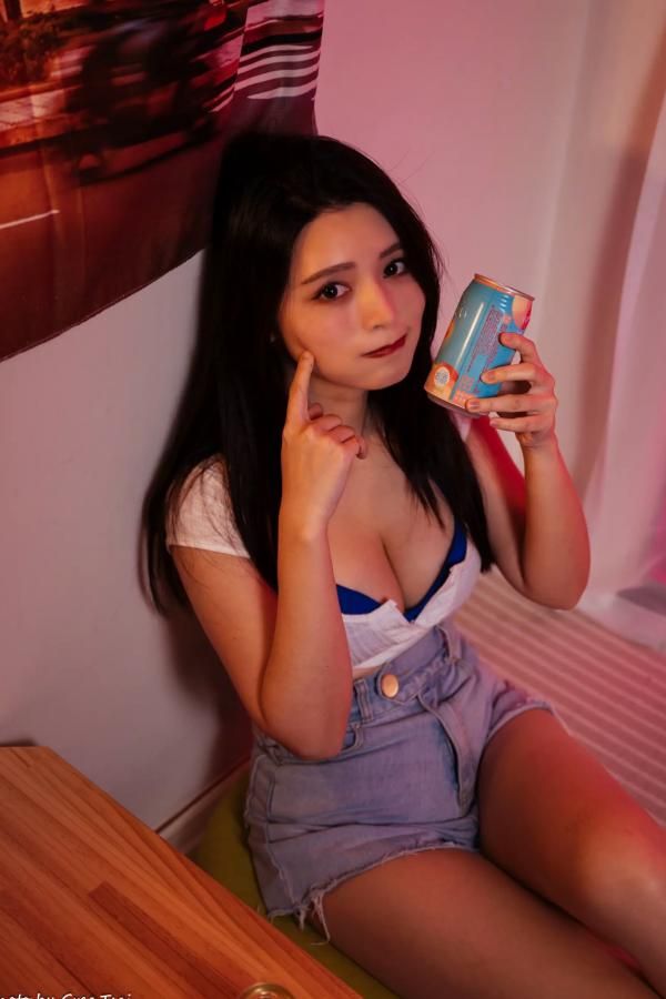    《筱筱 - 牛仔热裤居家私房女神，冷暖光影下的慵懒治愈写真 [78P]》第24张图片