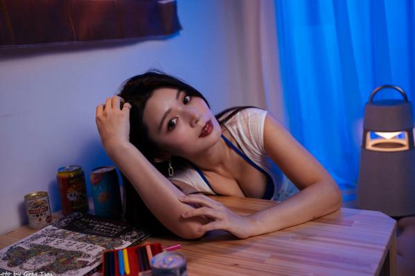    《筱筱 - 牛仔热裤居家私房女神，冷暖光影下的慵懒治愈写真 [78P]》第34张图片