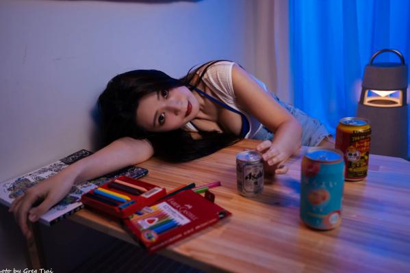    《筱筱 - 牛仔热裤居家私房女神，冷暖光影下的慵懒治愈写真 [78P]》第36张图片