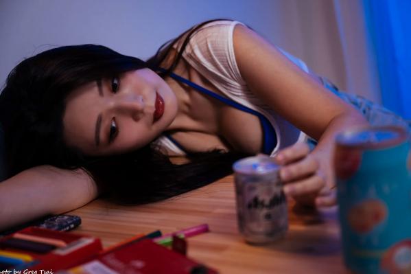    《筱筱 - 牛仔热裤居家私房女神，冷暖光影下的慵懒治愈写真 [78P]》第37张图片