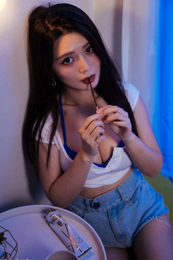    《筱筱 - 牛仔热裤居家私房女神，冷暖光影下的慵懒治愈写真 [78P]》第41张图片