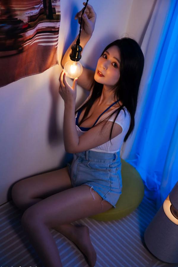    《筱筱 - 牛仔热裤居家私房女神，冷暖光影下的慵懒治愈写真 [78P]》第59张图片