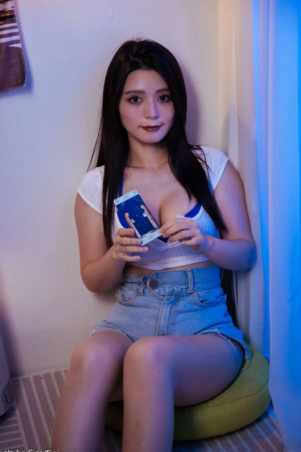    《筱筱 - 牛仔热裤居家私房女神，冷暖光影下的慵懒治愈写真 [78P]》第78张图片