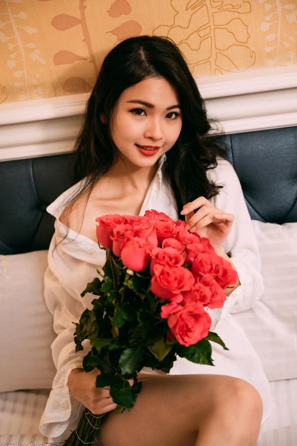    宓凌 - 旅拍私房照，蕾丝吊带黑裙与红玫瑰的诱惑，气质女神酒店唯美大片 [170P]第4张图片