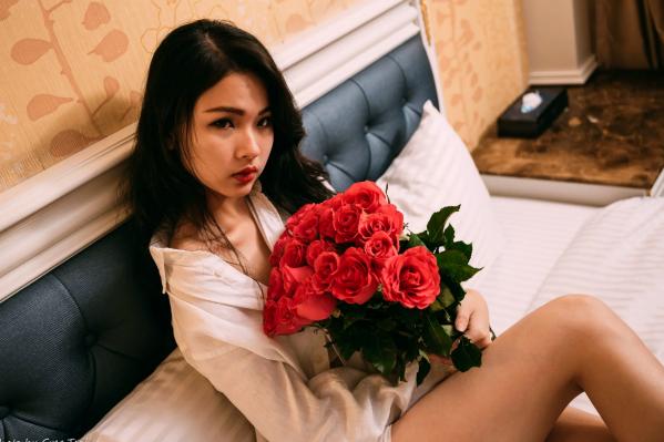    宓凌 - 旅拍私房照，蕾丝吊带黑裙与红玫瑰的诱惑，气质女神酒店唯美大片 [170P]第6张图片
