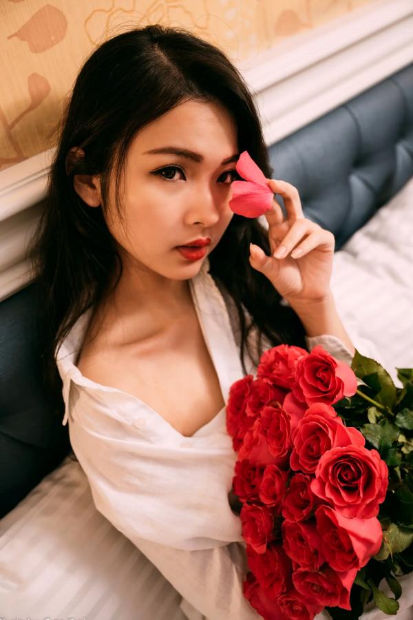    宓凌 - 旅拍私房照，蕾丝吊带黑裙与红玫瑰的诱惑，气质女神酒店唯美大片 [170P]第8张图片