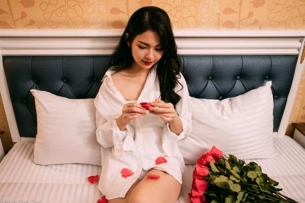    宓凌 - 旅拍私房照，蕾丝吊带黑裙与红玫瑰的诱惑，气质女神酒店唯美大片 [170P]第10张图片