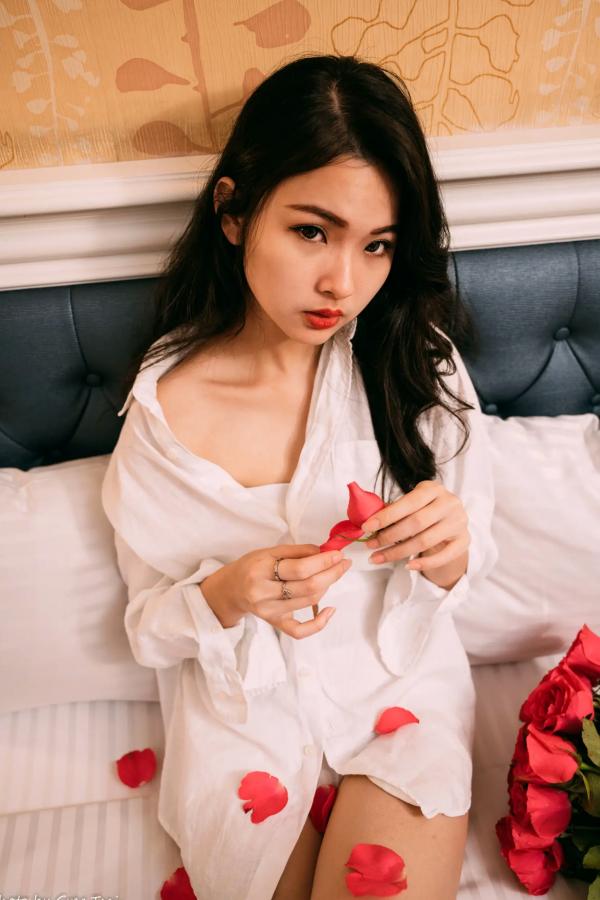    宓凌 - 旅拍私房照，蕾丝吊带黑裙与红玫瑰的诱惑，气质女神酒店唯美大片 [170P]第11张图片