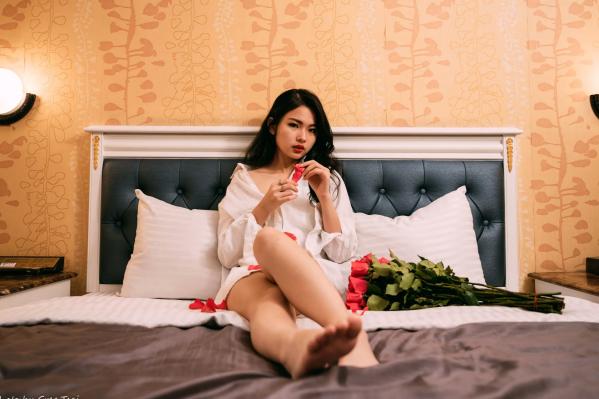   宓凌 - 旅拍私房照，蕾丝吊带黑裙与红玫瑰的诱惑，气质女神酒店唯美大片 [170P]第12张图片
