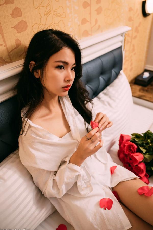    宓凌 - 旅拍私房照，蕾丝吊带黑裙与红玫瑰的诱惑，气质女神酒店唯美大片 [170P]第13张图片