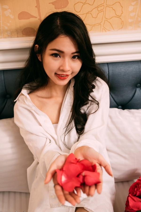    宓凌 - 旅拍私房照，蕾丝吊带黑裙与红玫瑰的诱惑，气质女神酒店唯美大片 [170P]第15张图片