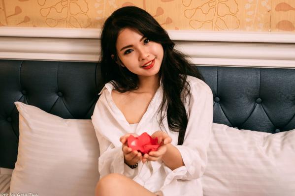    宓凌 - 旅拍私房照，蕾丝吊带黑裙与红玫瑰的诱惑，气质女神酒店唯美大片 [170P]第16张图片