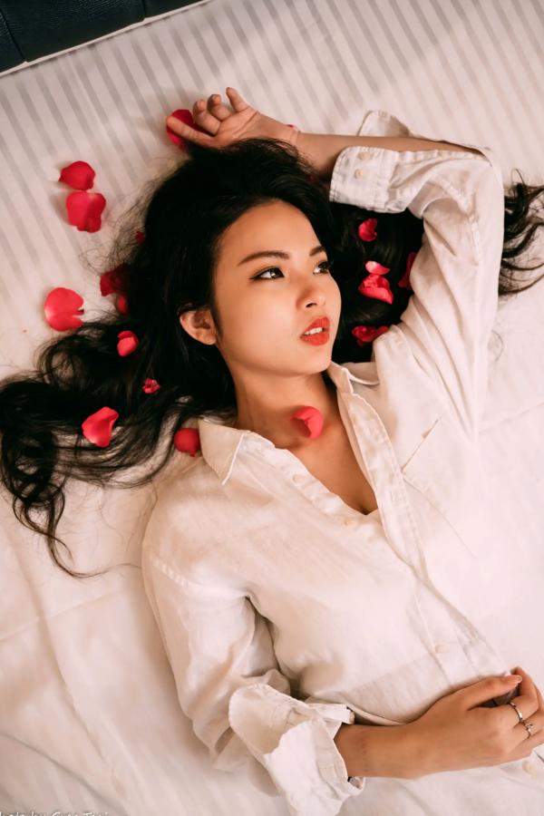    宓凌 - 旅拍私房照，蕾丝吊带黑裙与红玫瑰的诱惑，气质女神酒店唯美大片 [170P]第17张图片
