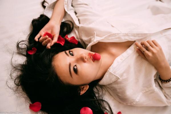    宓凌 - 旅拍私房照，蕾丝吊带黑裙与红玫瑰的诱惑，气质女神酒店唯美大片 [170P]第19张图片