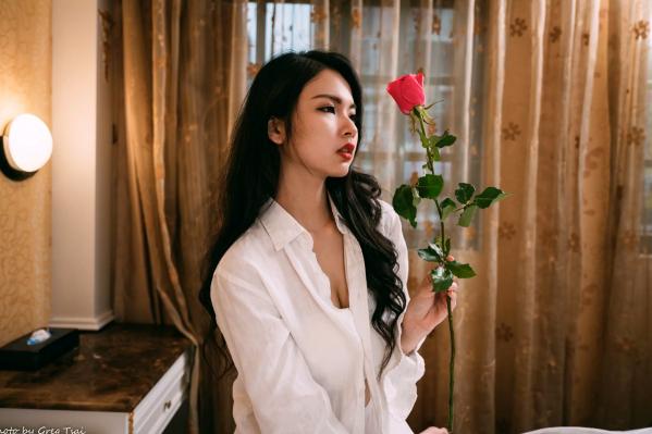    宓凌 - 旅拍私房照，蕾丝吊带黑裙与红玫瑰的诱惑，气质女神酒店唯美大片 [170P]第22张图片