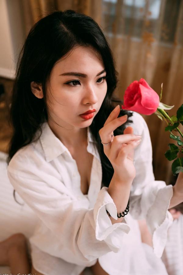    宓凌 - 旅拍私房照，蕾丝吊带黑裙与红玫瑰的诱惑，气质女神酒店唯美大片 [170P]第23张图片