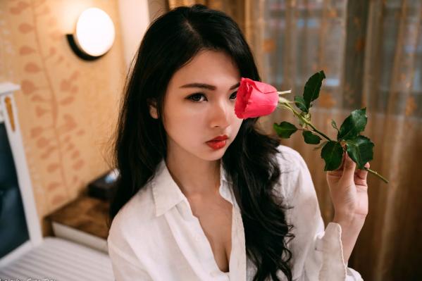   宓凌 - 旅拍私房照，蕾丝吊带黑裙与红玫瑰的诱惑，气质女神酒店唯美大片 [170P]第24张图片