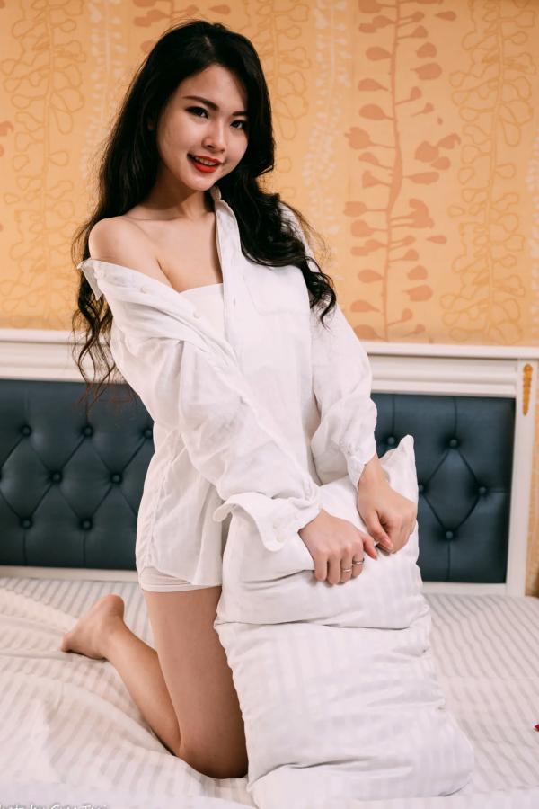    宓凌 - 旅拍私房照，蕾丝吊带黑裙与红玫瑰的诱惑，气质女神酒店唯美大片 [170P]第26张图片