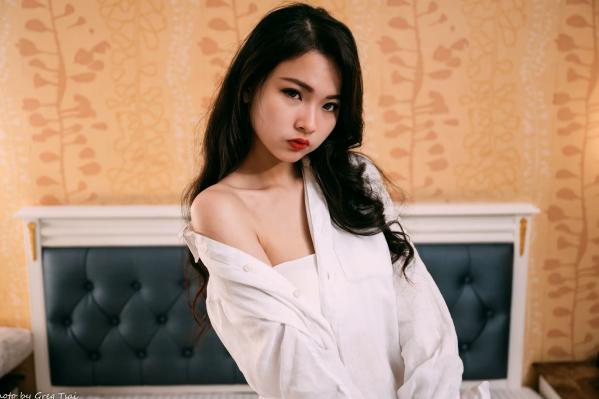    宓凌 - 旅拍私房照，蕾丝吊带黑裙与红玫瑰的诱惑，气质女神酒店唯美大片 [170P]第27张图片