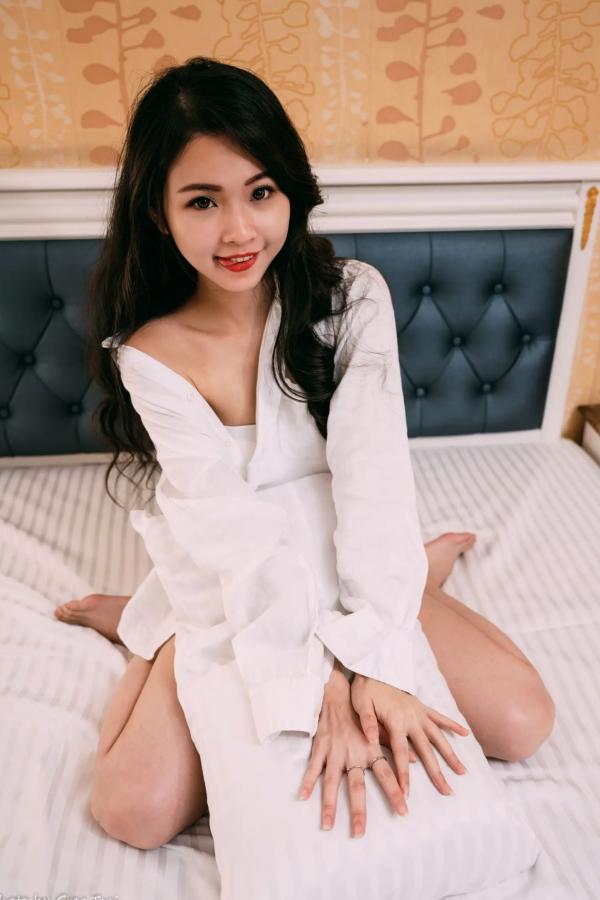    宓凌 - 旅拍私房照，蕾丝吊带黑裙与红玫瑰的诱惑，气质女神酒店唯美大片 [170P]第28张图片