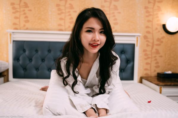    宓凌 - 旅拍私房照，蕾丝吊带黑裙与红玫瑰的诱惑，气质女神酒店唯美大片 [170P]第29张图片