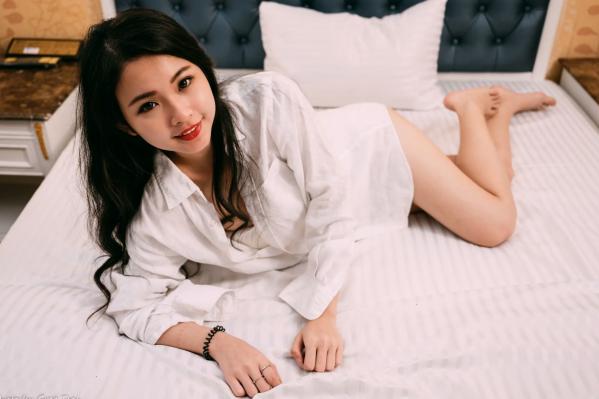    宓凌 - 旅拍私房照，蕾丝吊带黑裙与红玫瑰的诱惑，气质女神酒店唯美大片 [170P]第33张图片