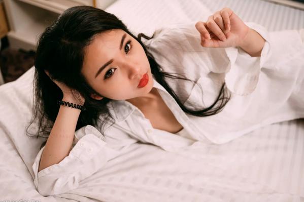    宓凌 - 旅拍私房照，蕾丝吊带黑裙与红玫瑰的诱惑，气质女神酒店唯美大片 [170P]第34张图片