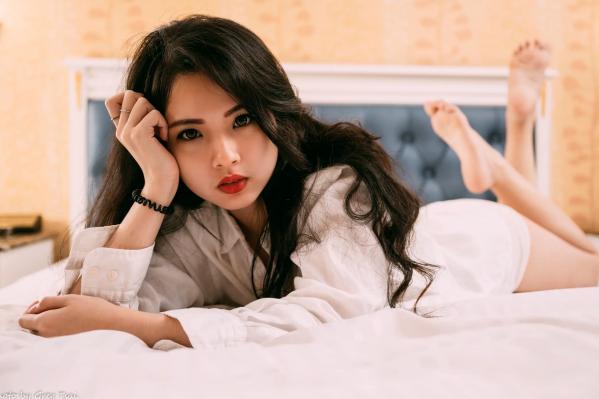    宓凌 - 旅拍私房照，蕾丝吊带黑裙与红玫瑰的诱惑，气质女神酒店唯美大片 [170P]第38张图片