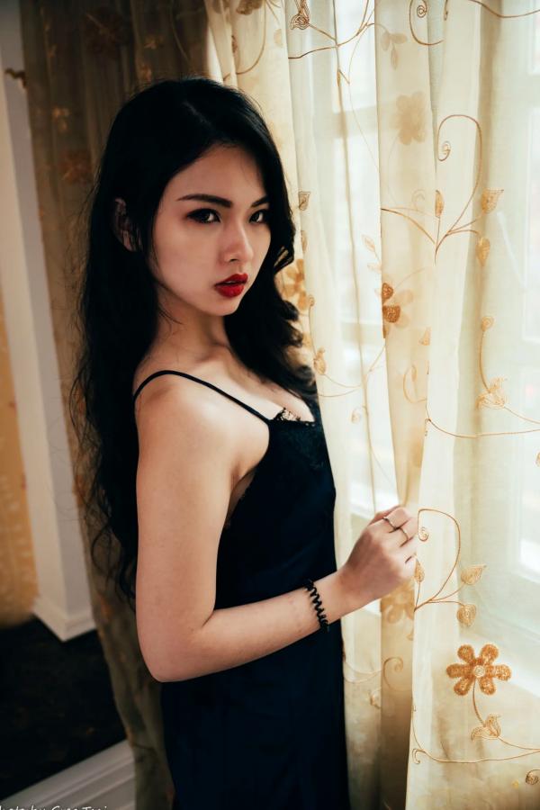   宓凌 - 旅拍私房照，蕾丝吊带黑裙与红玫瑰的诱惑，气质女神酒店唯美大片 [170P]第40张图片